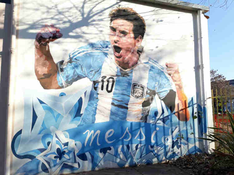 Mural Messi en su escuela